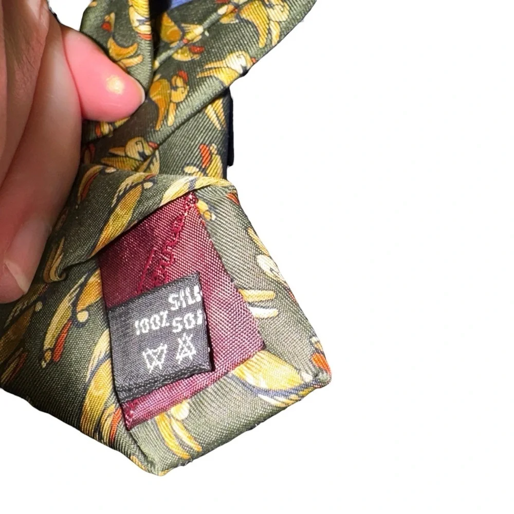 Salvatore Ferragamo Men's Classic Tie 100% Silk Made in Italy Rabbit Print EUC - Picture 6 of 6